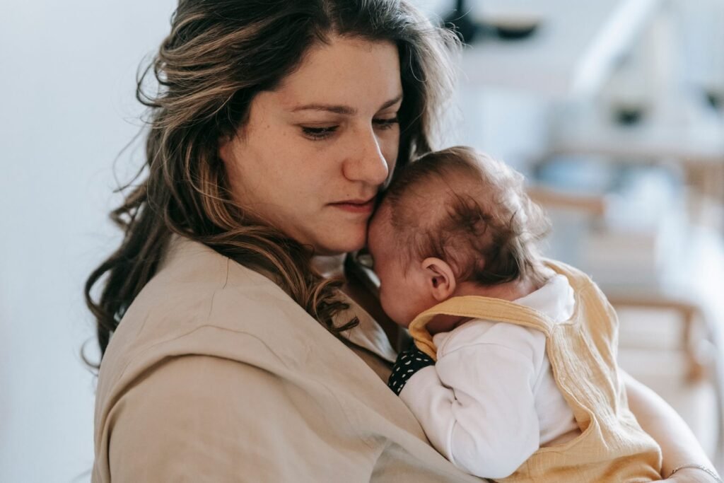 Tenerezza tra mamma e neonato, luce morbida