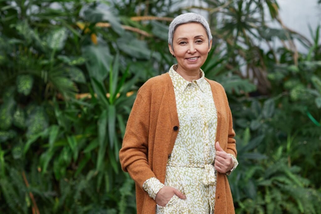 Donna matura serena e sicura, cardigan terracotta
